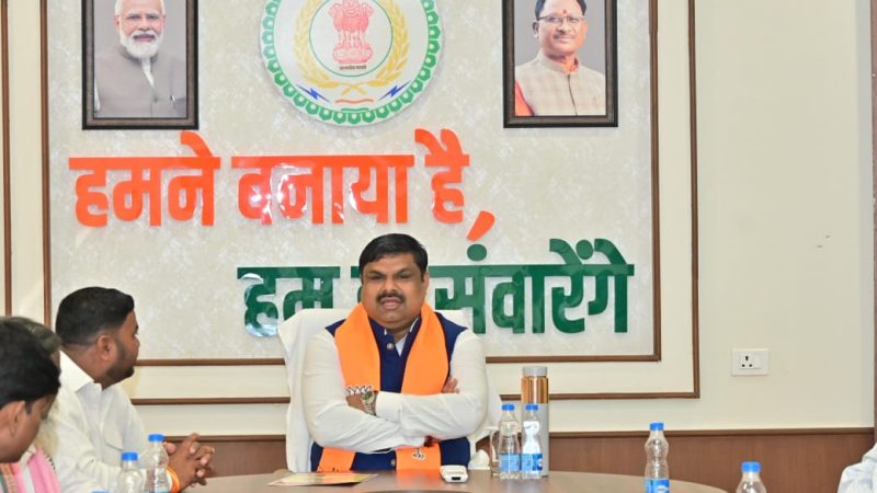 शिक्षा मंत्री गजेन्द्र यादव ने नवा रायपुर निवास में सुना प्रधानमंत्री नरेंद्र मोदी के ‘मन की बात’ का 128वां एपिसोड