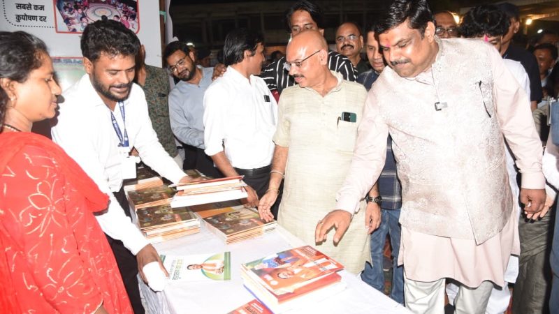 रजत जयंती महोत्सव 2025 : स्कूल शिक्षा मंत्री यादव ने किया स्टॉलों का अवलोकन, योजनाओं की सराहना की