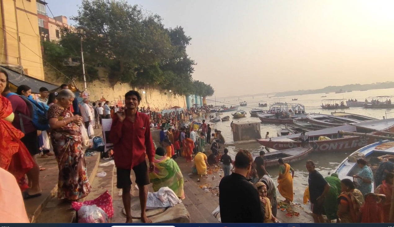 कार्तिक पूर्णिमा पर अस्सी घाट पर श्रद्धालुओं की भीड़