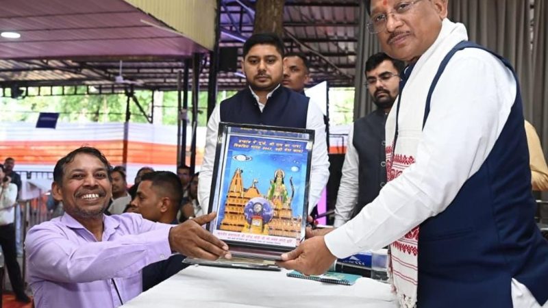 जनदर्शन में अद्भुत दृश्य—भिलाई के अंकुश देवांगन ने मुख्यमंत्री को भेंट की संगमरमर पर बनी प्रधानमंत्री नरेंद्र मोदी की सूक्ष्म प्रतिमा