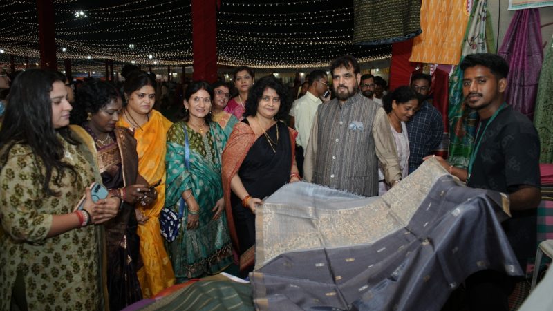 छत्तीसगढ़ राज्योत्सव 2025 : खादी प्रदर्शनी की धूम