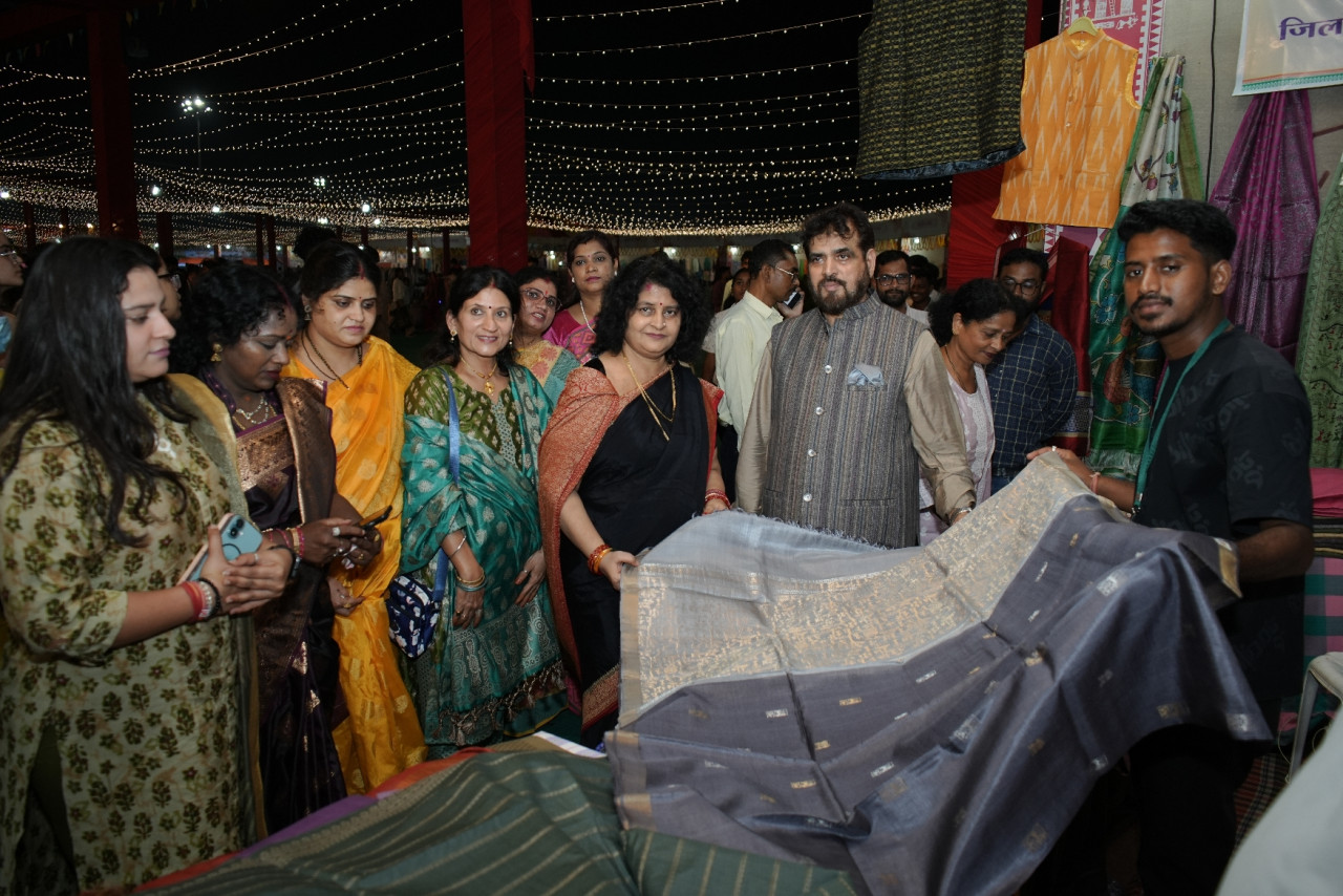 छत्तीसगढ़ राज्योत्सव 2025 : खादी प्रदर्शनी की धूम