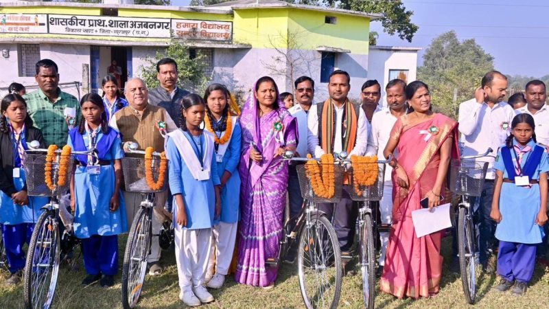 मंत्री श्रीमती लक्ष्मी राजवाड़े ने अजबनगर में सायकल वितरण कर विद्यार्थियों को किया प्रोत्साहित