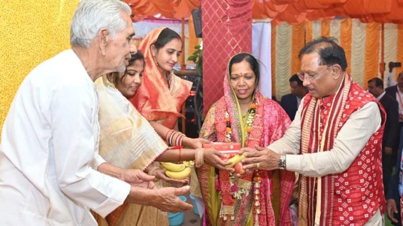 मुख्यमंत्री विष्णुदेव साय बसना सलखण्ड में मां महालक्ष्मी पूजन कार्यक्रम में हुए शामिल