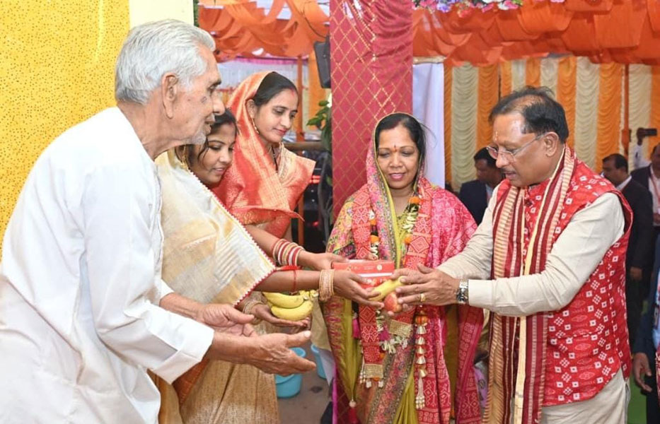 मुख्यमंत्री विष्णुदेव साय बसना सलखण्ड में मां महालक्ष्मी पूजन कार्यक्रम में हुए शामिल