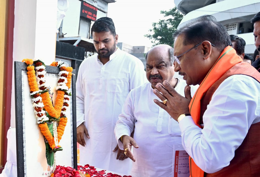 मुख्यमंत्री ने छत्तीसगढ़ महतारी की प्रतिमा पर माल्यार्पण कर उन्हें नमन किया