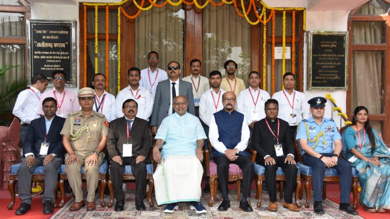 उप राष्ट्रपति ने राजभवन परिवार के साथ कराई फोटोग्राफी