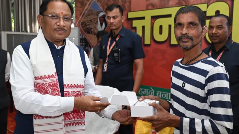 मुख्यमंत्री विष्णुदेव साय ने समझी पीड़ा, तुरंत बढ़ाया कदम – रमन निर्मलकर को सौंपा श्रवण यंत्र