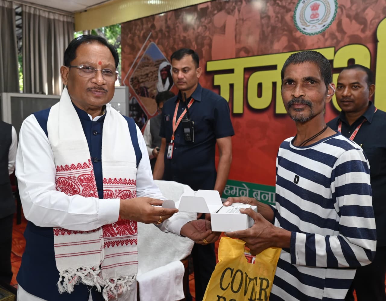 मुख्यमंत्री विष्णुदेव साय ने समझी पीड़ा, तुरंत बढ़ाया कदम – रमन निर्मलकर को सौंपा श्रवण यंत्र