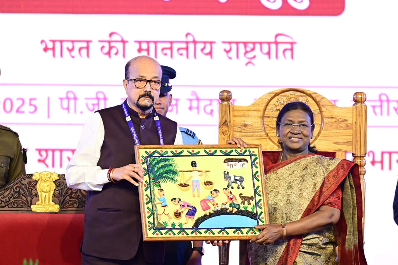 राष्ट्रपति श्रीमती मुर्मु के छत्तीसगढ़ आगमन पर राज्यपाल ने भेंट की भित्ती चित्रकारी की पेंटिंग