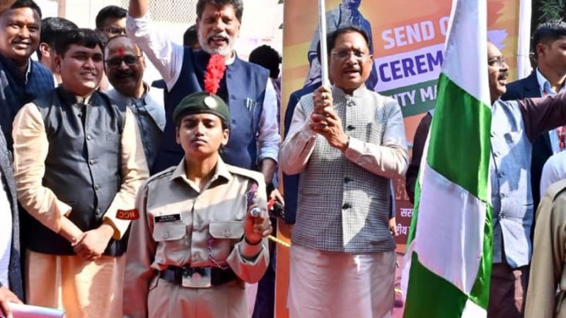 मुख्यमंत्री विष्णुदेव साय ने यूनिटी मार्च के लिए राज्य के 68 युवाओं के दल को हरी झंडी दिखाकर किया रवाना