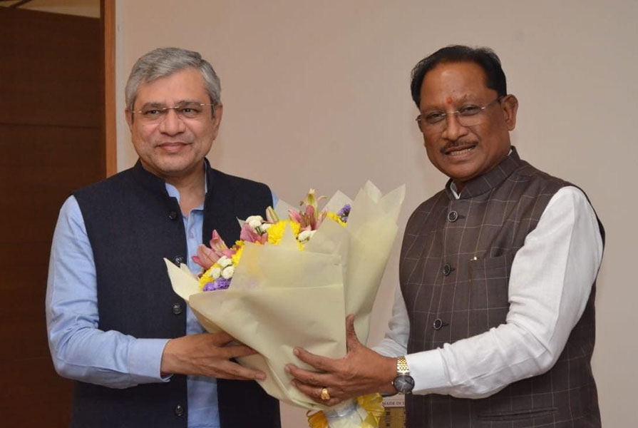 मुख्यमंत्री विष्णुदेव साय ने केंद्रीय रेल मंत्री अश्विनी वैष्णव से की सौजन्य मुलाकात