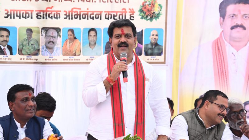 सिलहाटी में उपमुख्यमंत्री शर्मा बने डिजिटल कक्षा के छात्र, शिक्षक ने डिजिटल बोर्ड में पढ़ाया आंख की संरचना