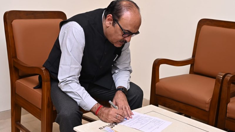 एसआईआर : शुरूआती 5 दिनों में करीब 30 लाख मतदाताओं तक पहुंचे बीएलओ, गणना प्रपत्र वितरित