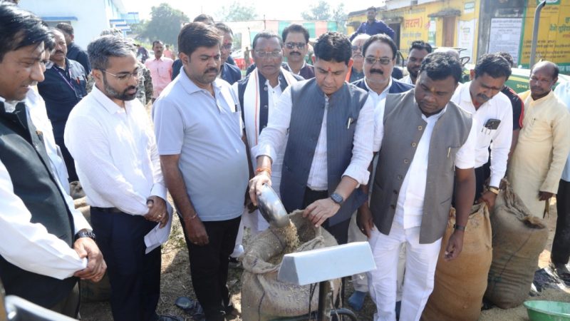 राजस्व मंत्री टंकराम वर्मा ने कांकेर जिला के मालगांव खरीदी केन्द्र में पूजा अर्चना कर धान खरीदी का किया शुभारंभ