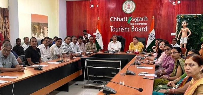 राष्ट्रगीत वंदे मातरम के 150 वर्ष पूर्ण होने पर छत्तीसगढ़ पर्यटन मंडल में देशभक्तिमय हुआ वातावरण, राष्ट्रगीत का हुआ सामूहिक गायन