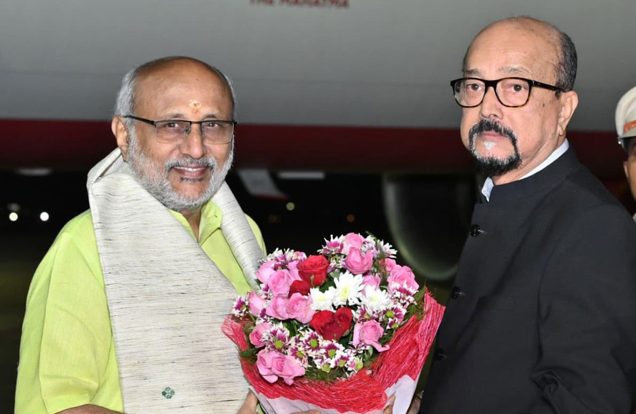 उपराष्ट्रपति सी. पी. राधाकृष्णन का राज्यपाल रमेन डेका और मुख्यमंत्री विष्णुदेव साय ने स्वामी विवेकानंद विमानतल पर किया आत्मीय स्वागत