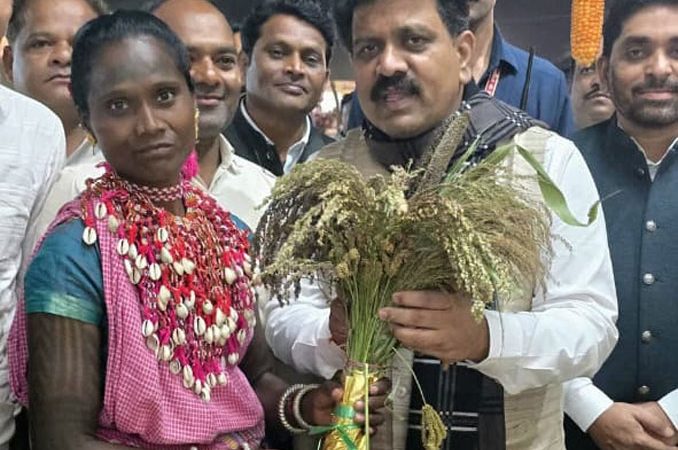 उपमुख्यमंत्री शर्मा ने भारत की मिलेट्स क्वीन लहरी बाई बैगा को किया सम्मानित