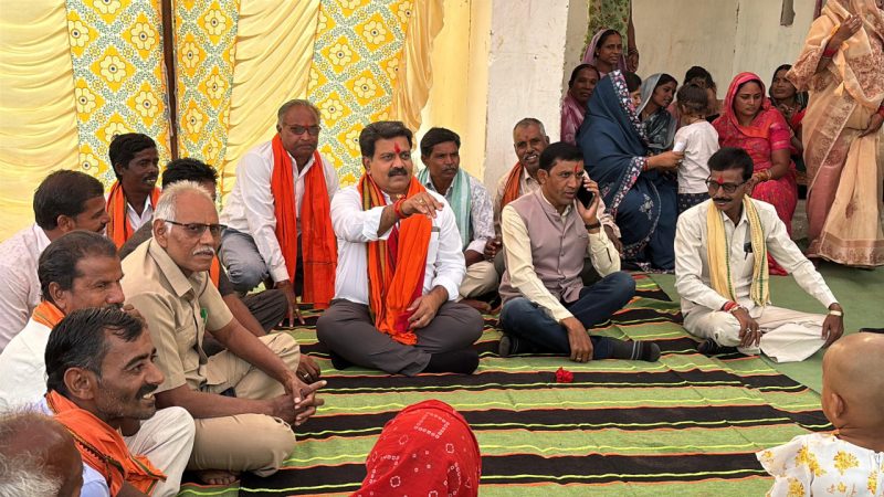 उपमुख्यमंत्री विजय शर्मा ने भैंसबोड़ में चौपाल लगाकर जमीन पर बैठ सुनीं ग्रामीणों की समस्याएं