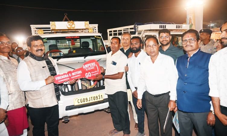 उपमुख्यमंत्री विजय शर्मा ने पीएम मत्स्य संपदा योजना के तहत मत्स्यपालकों को पिकअप वाहन की सौंपी चाबी