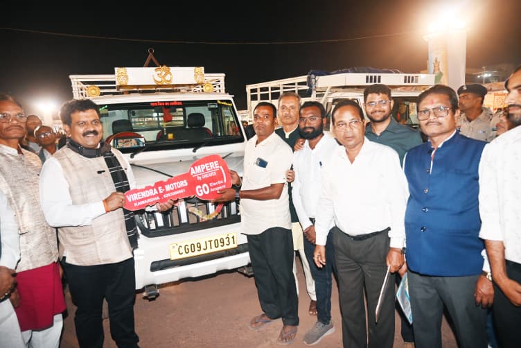 उपमुख्यमंत्री विजय शर्मा ने पीएम मत्स्य संपदा योजना के तहत मत्स्यपालकों को पिकअप वाहन की सौंपी चाबी