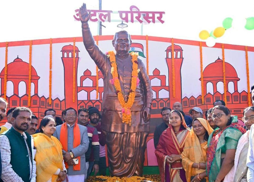 मंत्री श्रीमती राजवाड़े ने भारत रत्न अटल बिहारी वाजपेयी के छायाचित्र पर माल्यार्पण कर दी श्रद्धांजलि