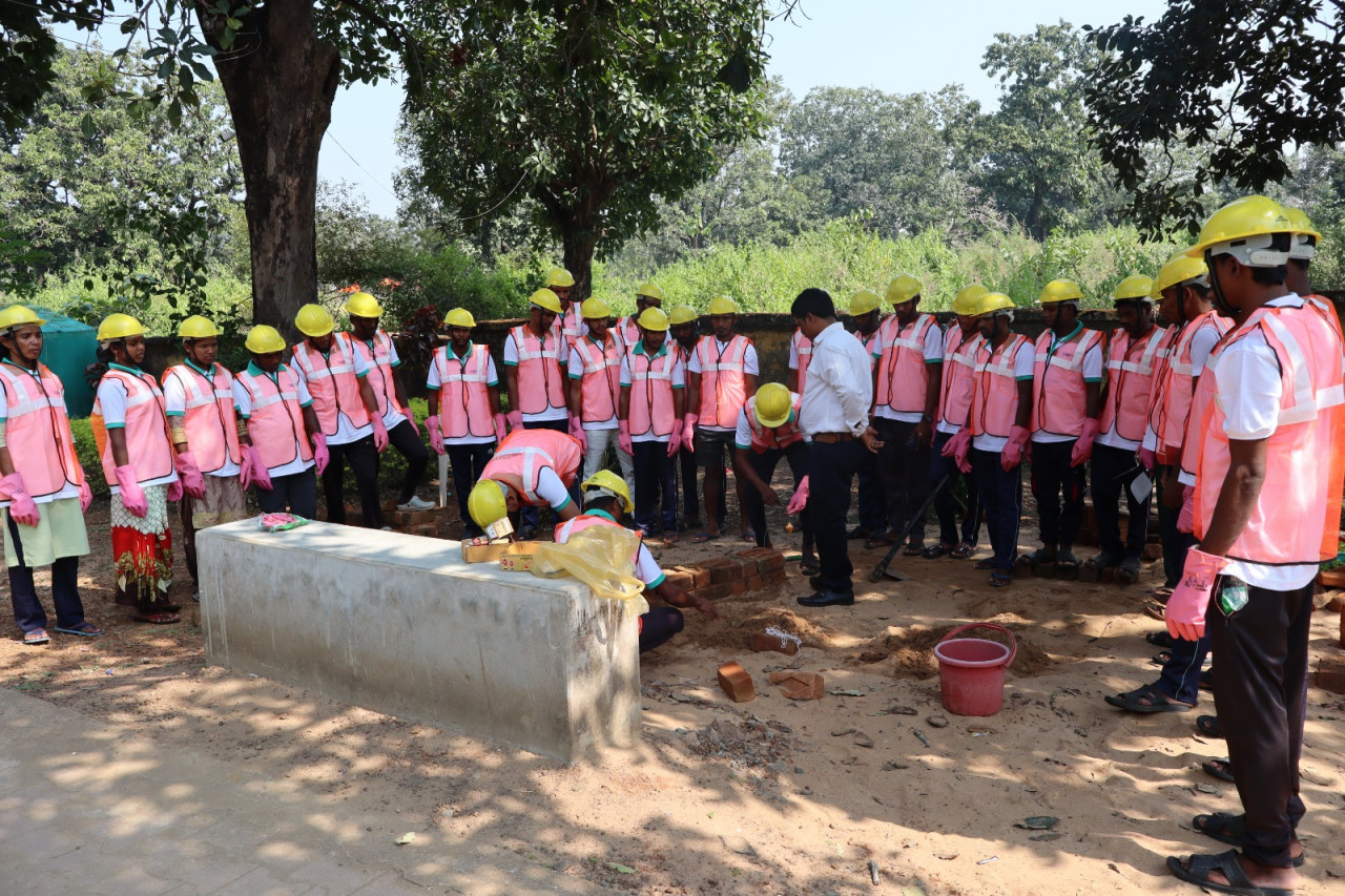 जिन हाथों में कभी बंदूक थीं, वही हाथ अब बनाएँगे गरीबों का आशियाना