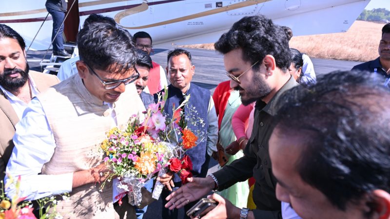 वित्त मंत्री ओपी चौधरी का जशपुर आगडीह हवाई पट्टी में हुआ आत्मीय स्वागत