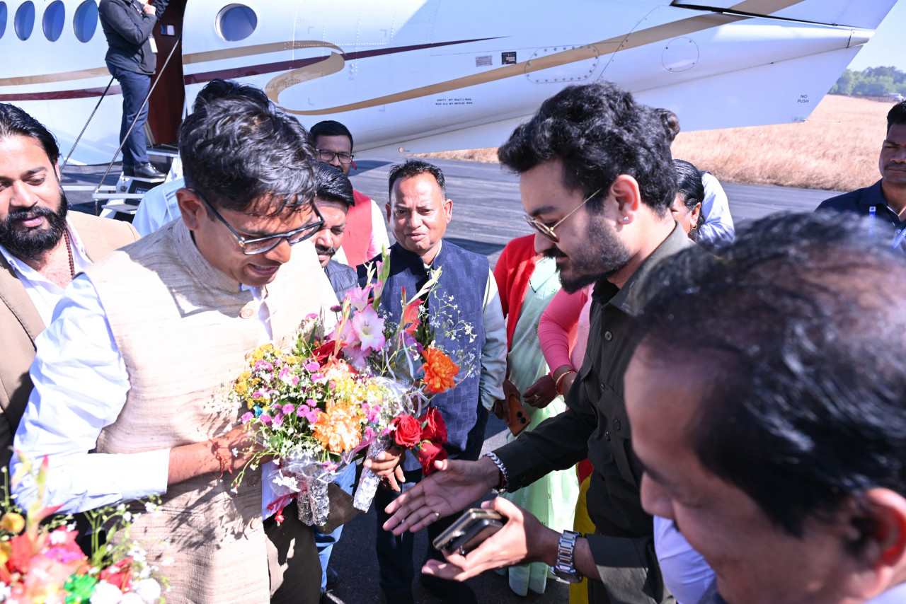 वित्त मंत्री ओपी चौधरी का जशपुर आगडीह हवाई पट्टी में हुआ आत्मीय स्वागत