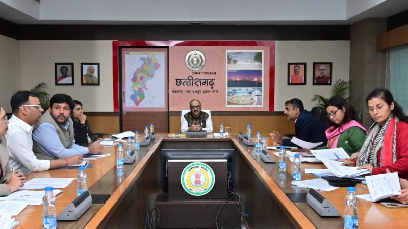 आधार कार्ड सभी को उपलब्ध करायें: मुख्य सचिव विकासशील