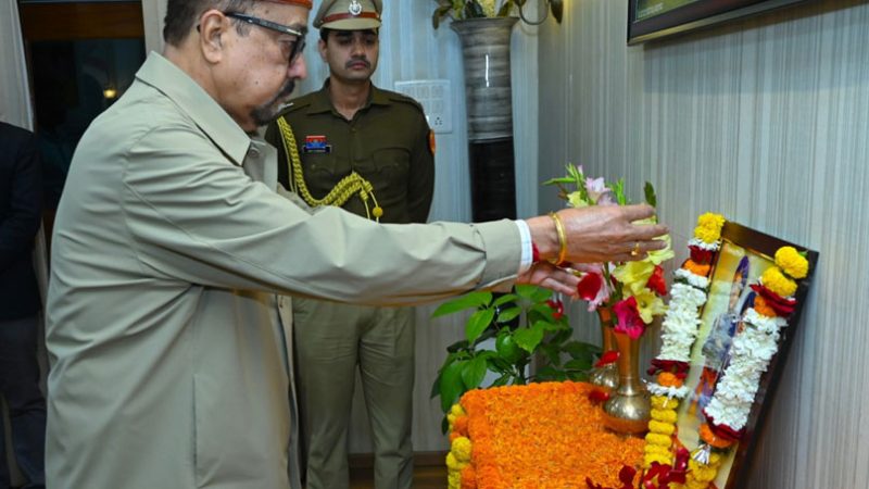 राज्यपाल डेका ने वीर बाल दिवस पर पुष्पांजलि अर्पित की