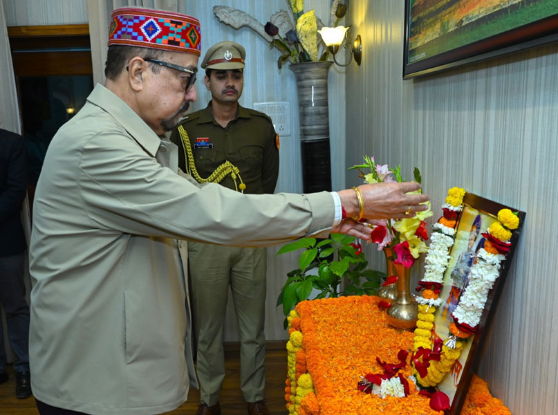 राज्यपाल डेका ने वीर बाल दिवस पर पुष्पांजलि अर्पित की
