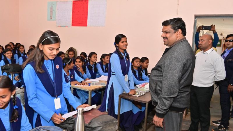 दुर्ग व राजनांदगांव जिले के विद्यालयों का स्कूल शिक्षा मंत्री गजेन्द्र यादव ने किया आकस्मिक निरीक्षण