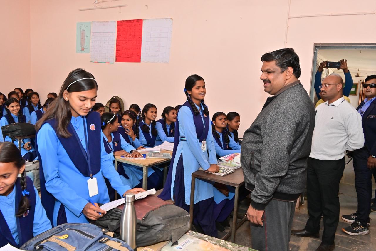 दुर्ग व राजनांदगांव जिले के विद्यालयों का स्कूल शिक्षा मंत्री गजेन्द्र यादव ने किया आकस्मिक निरीक्षण
