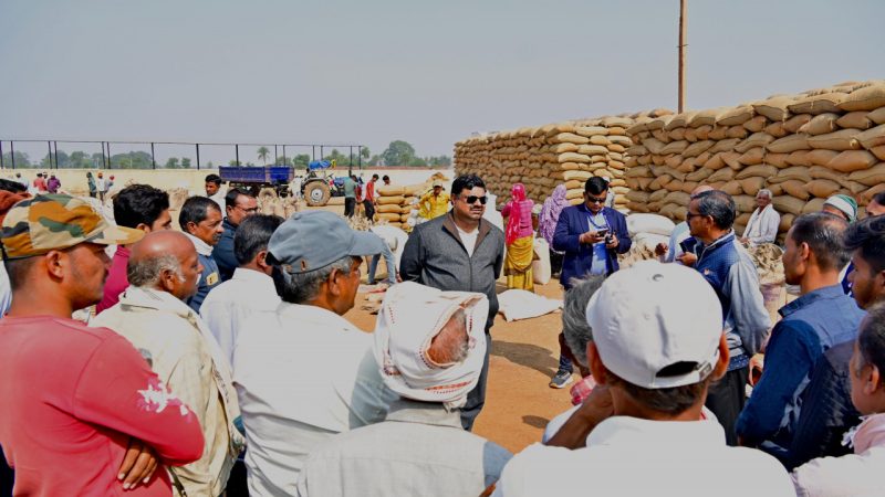 मंत्री गजेन्द्र यादव ने बिरेझर उपार्जन केन्द्र में किसानों से ली धान खरीदी की जानकारी