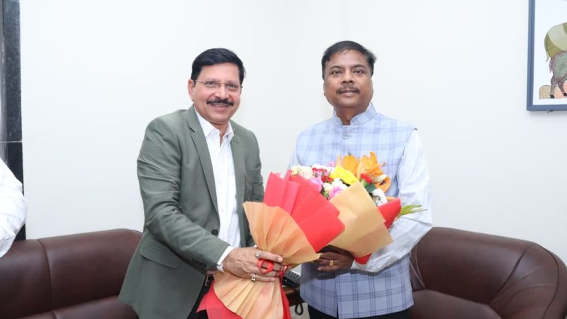 वन मंत्री कश्यप से एसईसीएल के सीएमडी ने की सौजन्य भेंट