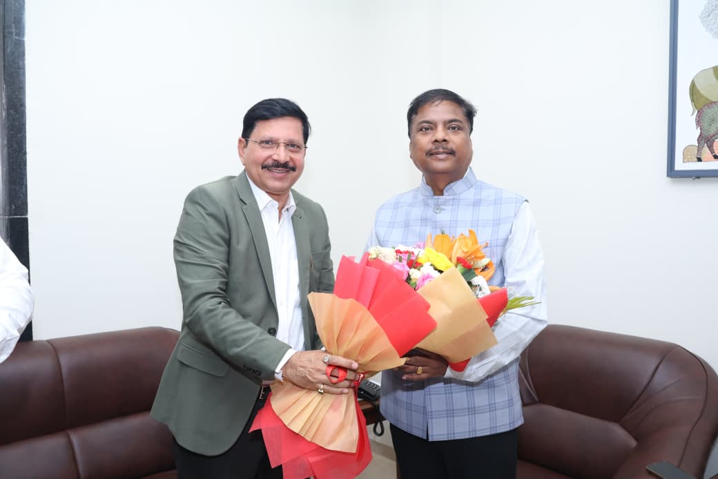 वन मंत्री कश्यप से एसईसीएल के सीएमडी ने की सौजन्य भेंट