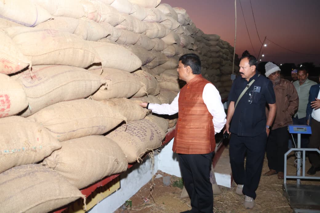 सहकारिता मंत्री केदार कश्यप ने ग्राम उमरिया में कृषि साख सहकारी समिति खुटेरी का किया अवलोकन