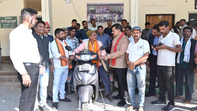 दिव्यांग नेमी सिंह को उपमुख्यमंत्री शर्मा ने प्रदान की पेट्रोल चलित स्कूटी
