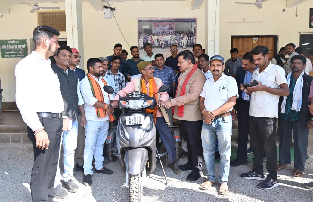 दिव्यांग नेमी सिंह को उपमुख्यमंत्री शर्मा ने प्रदान की पेट्रोल चलित स्कूटी