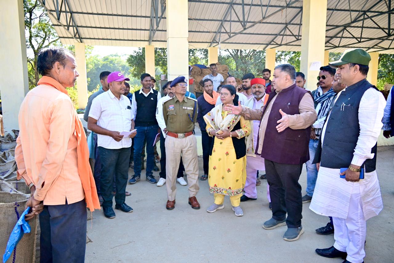 पर्यटन एवं संस्कृति मंत्री राजेश अग्रवाल ने धान खरीदी केंद्र पेन्ड्रा एवं कोडगार का किया व्यापक निरीक्षण