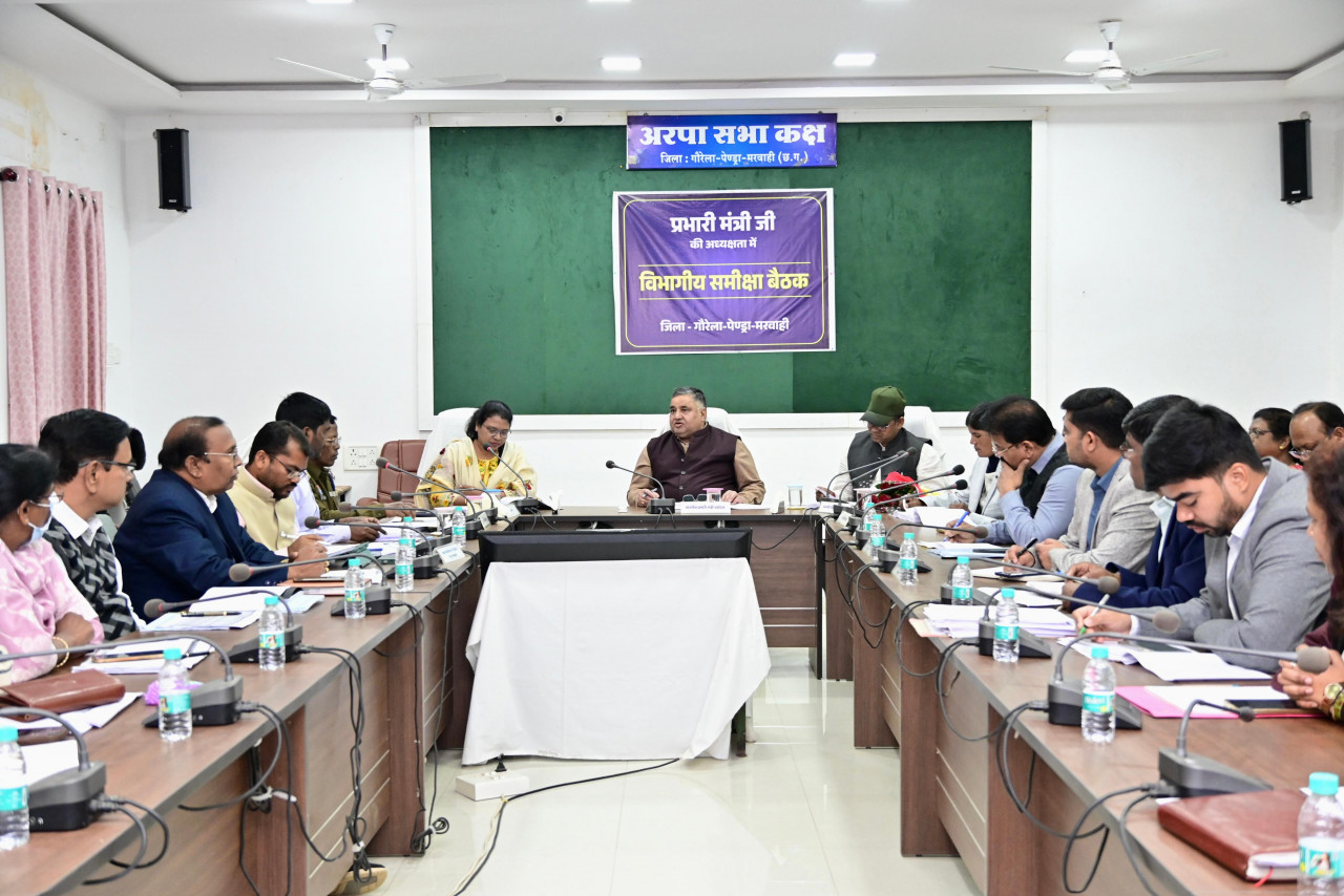 पर्यटन एवं संस्कृति मंत्री राजेश अग्रवाल ने जीपीएम जिले में ली विभागीय समीक्षा बैठक