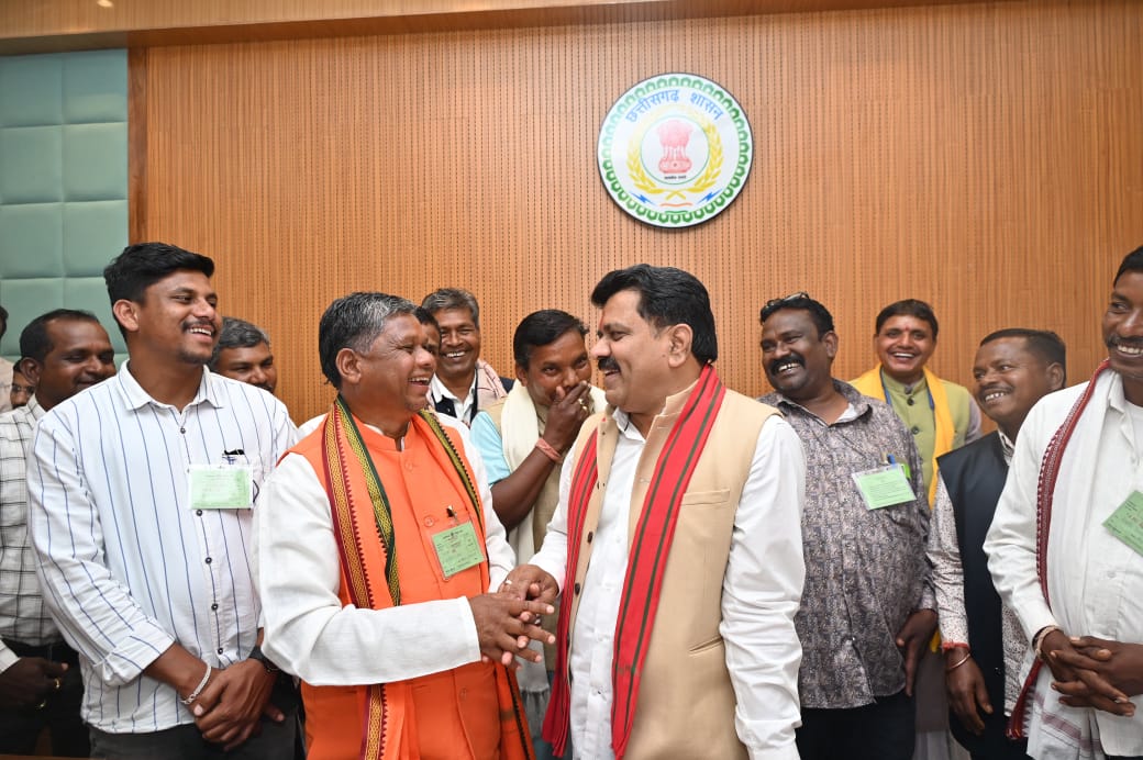 बस्तर संभाग के सरपंचों ने नए विधानसभा भवन में देखी लोकतांत्रिक प्रक्रिया