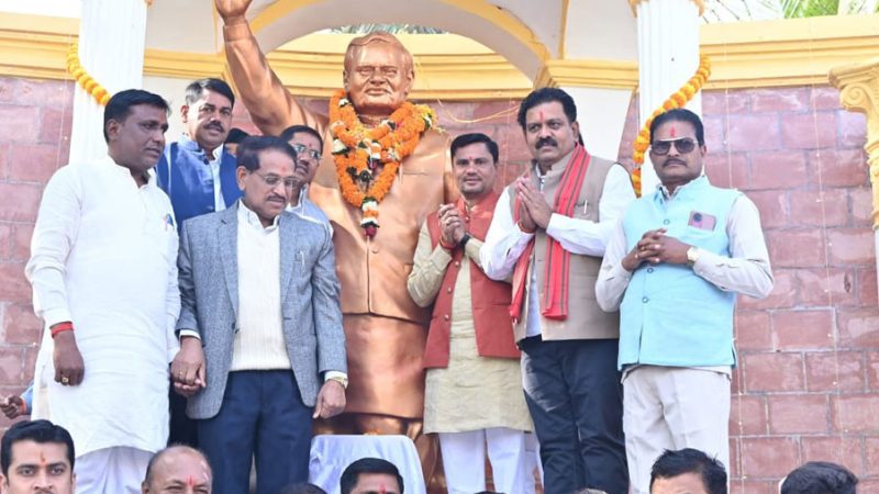 भारतरत्न अटल बिहारी वाजपेयी जी की जयंती पर उप मुख्यमंत्री विजय शर्मा ने उनकी प्रतिमा पर माल्यार्पण कर अर्पित किए श्रद्धासुमन