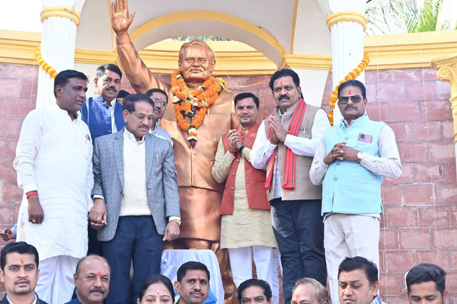 भारतरत्न अटल बिहारी वाजपेयी जी की जयंती पर उप मुख्यमंत्री विजय शर्मा ने उनकी प्रतिमा पर माल्यार्पण कर अर्पित किए श्रद्धासुमन