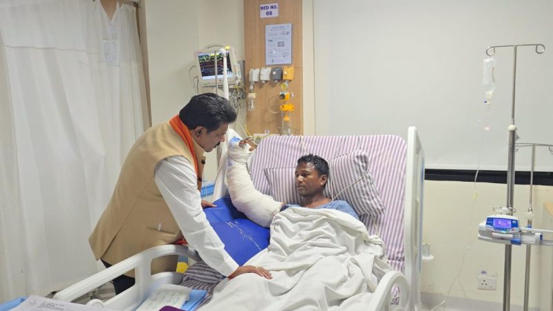 उपमुख्यमंत्री विजय शर्मा ने आईईडी ब्लास्ट में घायल पुलिस जवानों से अस्पताल में की मुलाकात