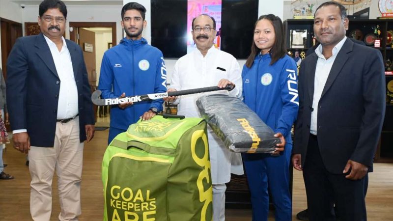 उप मुख्यमंत्री अरुण साव ने नेशनल सेंटर ऑफ एक्सीलेंस में परफॉर्मेंस असेसमेंट के लिए चयनित खिलाड़ियों को दिए हॉकी किट
