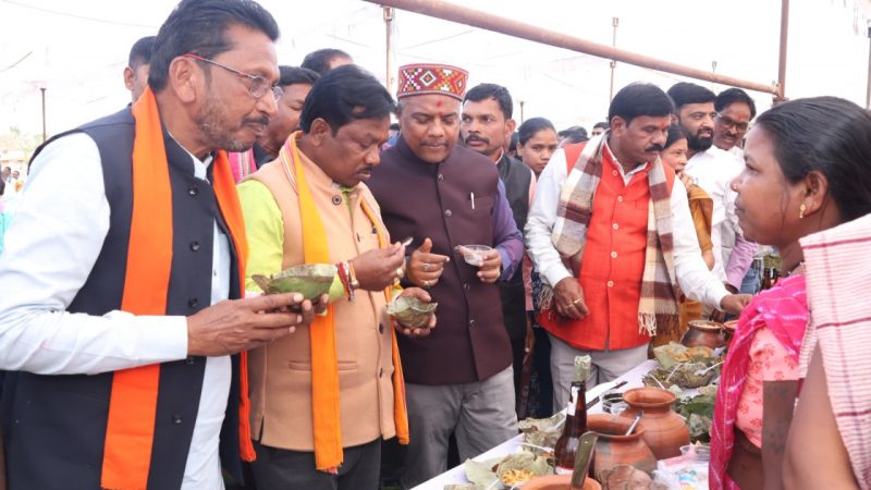 बस्तर पंडुम अंतर्गत बस्तर और बकावंड में लोक संस्कृति के महापर्व में मांदर की थाप पर थिरके कलाकार