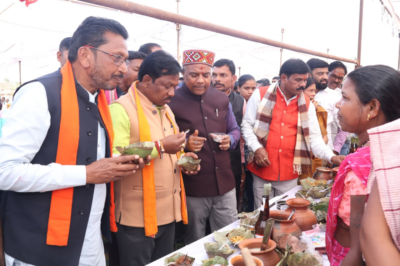 बस्तर पंडुम अंतर्गत बस्तर और बकावंड में लोक संस्कृति के महापर्व में मांदर की थाप पर थिरके कलाकार