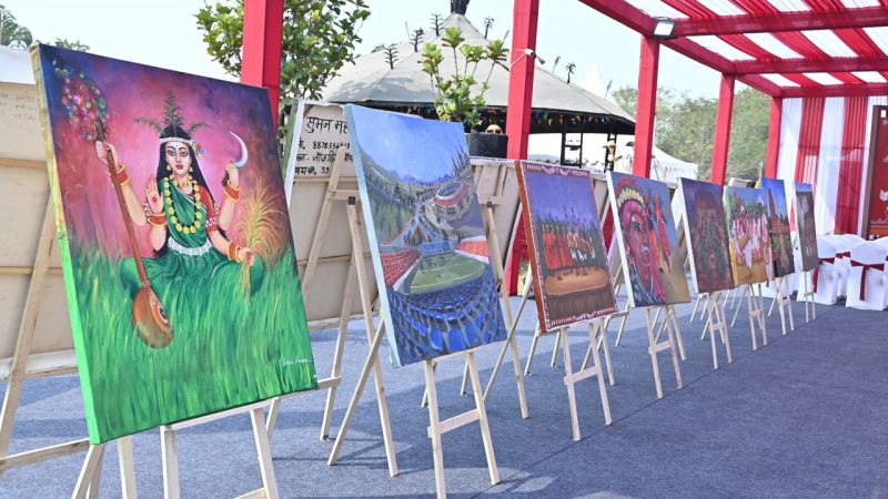 रायपुर साहित्य उत्सव में जितने साहित्य के रंग बिखरे, उतने ही चित्रकला के भी